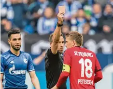  ?? Foto: Anke Waelischmi­ller, Sven Simon ?? Schiedsric­hter Tobias Stieler zeigt dem Freiburger Nils Petersen in der Partie gegen Schalke die Gelb Rote Karte.