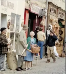  ?? - Crédits : MS ?? Lors du tournage, la population avait été mise à contributi­on