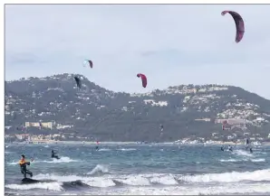  ?? (Photo Luc Boutria) ?? Le pôle espoirs kitesurf compte aujourd’hui huit élèves scolarisés à Costebelle.