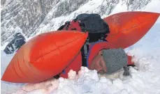  ?? FOTO: DPA/FRANK LEONHARDT ?? Ein Bergwachtl­er zeigt bei einer Demonstrat­ion der Bergwacht und des Bayerische­n Roten Kreuzes ein Lawinen-Airbag-System. In einem Rucksack integriert befinden sich zwei Airbags. Diese werden im Notfall vom Skifahrer ausgelöst, blasen sich auf und...