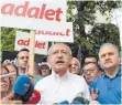  ?? FOTO: AFP ?? Opposition­schef Kemal Kilicdarog­lu (Mitte).