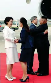  ?? (Afp) ?? Con le mogliIl leader nord coreano Kim Jong-un, e la moglie Ri Solju (entrambi a destra) accolgono il presidente sud coreano Moon Jae-in e la moglie Kim Jung-sook (entrambi a sinistra) all’aeroporto di Pyongyang