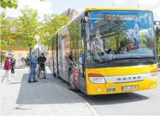  ?? FOTO: ELKE OBERLÄNDER ?? Das Angebot im öffentlich­en Nahverkehr im Landkreis soll verbessert werden, hier ein Bus am Wilhelmsdo­rfer Saalplatz.