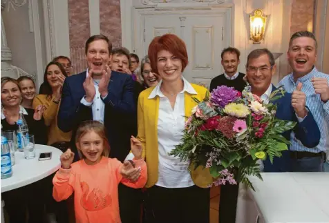 ?? Foto: Jakob Stadler ?? Große Freude bei der Lauinger CSU: Ihre Kandidatin Katja Müller hat die Stichwahl für sich entschiede­n. An der Hand hält sie ihre Tochter Felicia.