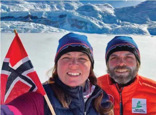  ?? FOTO: PRIVAT ?? Astrid Furholt fra Birkenes og Jan Sverre Sivertsen markerte torsdag 106-årsdagen for det norske flagget på Sydpolen. – Vi heiser flagget i respekt for det gamlegutta gjorde. Ingen over, ingen ved siden. Det har jeg i hvert fall funnet ut, skriver hun.
