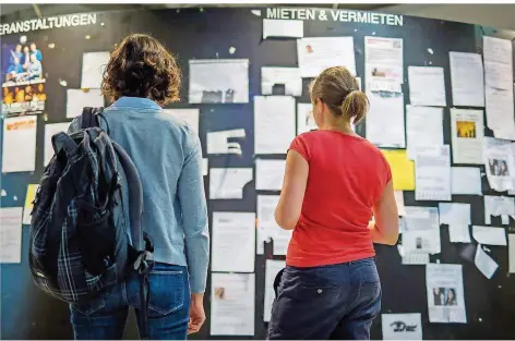  ?? FOTO: MATTHIAS BALK/DPA ?? Die Suche nach dem neuen Zuhause gestaltet sich für viele Studierend­e oft schwerer als erwartet.