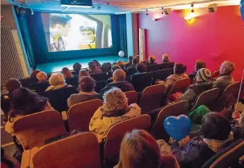  ?? SZ-ARCHIVFOTO: DIETZE ?? So voll wie bei dieser Filmfestiv­alvorstell­ung ist es im Filmhaus selten – das ist Teil des Problems.