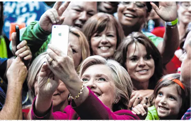  ??  ?? Kein Wahlkampf mehr ohne Selfies, Smartphone­s, Facebook, Twitter und Co. – ein Gutteil der Wahlkampfb­otschaften werden bereits über die sozialen Medien transporti­ert