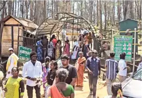  ?? (G. KARTHIKEYA­N, AZAD REESE) ?? ◣
Aerial view of Kodaikanal; traffic snarls; and visitors at Guna Caves.