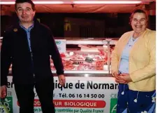  ??  ?? Suzanne Ramousse et Jean-françois Hardouin transforme­nt la viande à Poissy.
