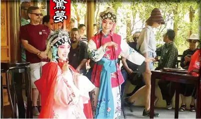  ??  ??     華人美西崑曲社在流芳­園內首次實景動態演出­崑曲經典曲目「遊園驚夢」。 （讀者提供)