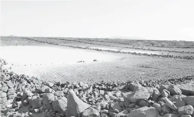  ?? — Gambar AFP ?? GAMBAR tidak bertarikh serahan Universiti Australia Barat menunjukka­n struktur batu purba digelar ‘Pintu Pagar’ di lokasi tidak didedahkan di seluruh gurun di Arab Saudi.