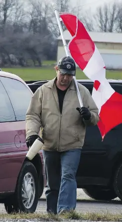  ??  ?? Randy Fleming carrying a flag in 2007.