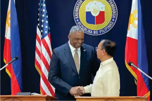  ?? ( Getty) ?? US defence secretary Lloyd Austin with his Philippine counterpar­t Carlito Galvez Jr