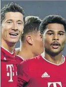  ?? FOTO: AP ?? Lewandowsk­i, junto a Gnabry