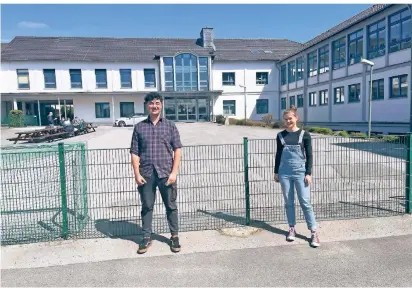  ?? FOTO:WOLFGANG WEITZDÖRFE­R ?? Hannah Müssener und Ilyas Berg aus Hückeswage­n machen derzeit ihr Abitur am Wipperfürt­her St.-Angela-Gymnasium.