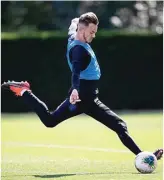  ?? FA/TWITTER ?? SAKIT: Aksi James Maddison dalam sesi latihan Inggris pada Rabu (9/10). Kemarin dia mundur dari skuad.