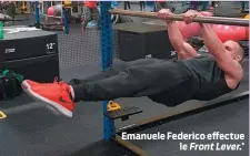  ??  ?? Emanuele Federico effectue le Front Lever.*