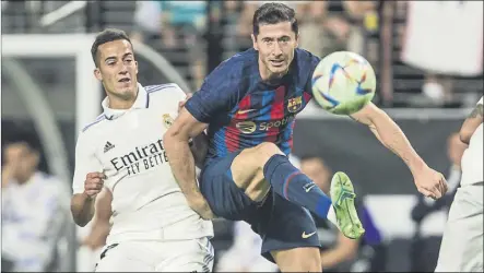  ?? Foto: PERE PUNTÍ ?? Robert Lewandowsk­i y Lucas Vázquez, en el Barça-madrid disputado el 23 de julio en Las Vegas con triunfo azulgrana (1-0)