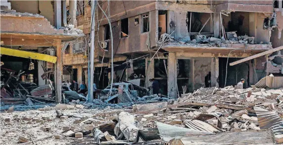  ?? FOTO: IMAGO ?? Der Bürgerkrie­g in Syrien tobt weiter. Immer mehr Wohnvierte­l der Hauptstadt Damaskus werden durch Bombenangr­iffe verwüstet.
