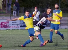  ??  ?? Faycal Ghaffari (en blanc et noir) et les Trinitaire­s sont revenus au score dans les ultimes secondes de la partie pour arracher le nul. (Photos Sylvain Mustapic)