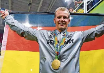  ?? FOTO: SCHULZE/DPA ?? Turn-Star Fabian Hambüchen holte bei den Olympische­n Spielen in Rio zum Ende seiner internatio­nalen Karriere Gold am Reck. Jetzt wurde er zum „Sportler des Jahres“gewählt.