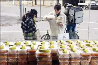  ??  ?? Internatio­nal students at the MCIE receiving freshly prepared meals.