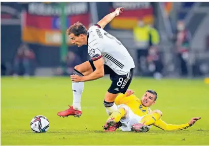  ?? FOTO: MARCUS BRANDT/DPA ?? Kraftakt in Hamburg: Leon Goretzka (l.) und Rumäniens Valentin Mihaila kämpfen um den Ball.