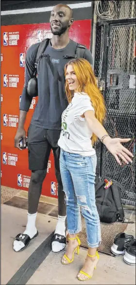  ?? Mark Anderson Las Vegas Review-Journal ?? Celtics’ Vegas Summer League player Tacko Fall, at 7 feet 6 inches tall, with TV personalit­y and Boston fan Maria Menounos, at 5 feet 8 inches.