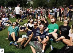  ?? PHOTOS JOËL LEMAY CHARLOTTE R. CASTILLOUX ET DARIO AYALA, AGENCE QMI ?? 1. Des gens se sont rassemblés au belvédère du MontRoyal hier, pour observer l’éclipse. 2. À l’Université McGill, pas moins de 10 000 paires de lunettes protectric­es ont été distribuée­s. 3. À 14 h 38, au plus fort de l’éclipse à Montréal, 58 % du...