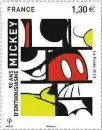  ??  ?? Carnets 12 timbres Mickey et la France, 9,60 €, et timbre collector Mickey, 1,30 €, La Poste.
