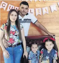  ?? CORTESÍA ?? Los cumpleañer­os con sus hijas Melannie y Sofía Mexía Sánchez.