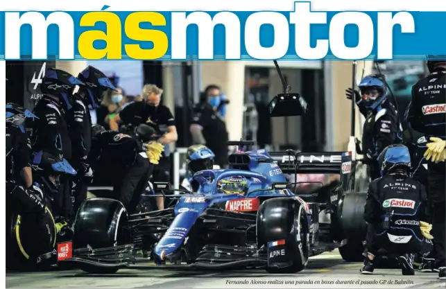  ??  ?? Fernando Alonso realiza una parada en boxes durante el pasado GP de Bahréin.