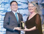  ??  ?? Head of Integrated Corporate Communicat­ions Kane Choa receives ABS-CBN’s Gold Quill Award of Excellence from IABC Awards committee chair Cindy Schmieg