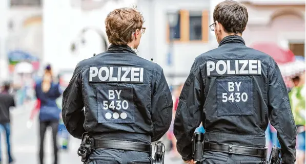  ?? Foto: Ralf Lienert ?? Augsburgs Polizisten waren auch im vergangene­n Jahr stark gefordert. Die Zahl der Überstunde­n ist noch einmal angestiege­n. Jeder Beamte hat im Schnitt 60 Stunden angesammel­t.