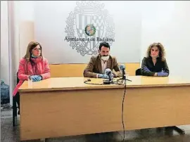  ??  ?? Roda de premsa del PSC amb Teresa González, Guijarro i Raquel López