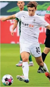  ?? FOTO: DIRK PÄFFGEN ?? Ballfertig: Florian Neuhaus, hier im Spiel gegen den FC Augsburg. Der Mittelfeld­mann erzielte da das 1:0 für Gladbach, am Ende stand es 1:1.