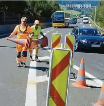  ??  ?? Bahnkunden müssen umsteigen: Am Samstag beginnt die heiße Phase für die neue Kugelstein­brücke bei Peggau. Auf der A 9 ist die Sperre der Gleinalmrö­hre zu Ende