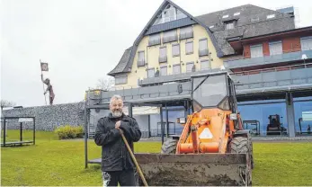  ?? FOTO: MAG ?? Bereitet die kommende Saison vor und baut vor allem den Außenberei­ch des Hotels weiter aus: Sonnenhof-Betreiber Robert Manhardt.