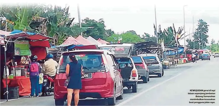  ??  ?? KEWUJUDAN gerai di tepi laluan sepanjang jambatan
Batang Samarahan menimbulka­n kesesakan buat pengguna jalan raya.