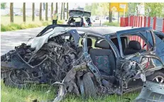  ?? FOTO: BECKER & BREDEL ?? Ein Baum zeriss den Wagen, der Motorblock landete in einem Feld, die Karosserie auf der Fahrbahn.