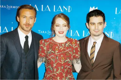  ??  ?? Ryan Gosling y Emma Stone posan junto al director Damien Chazelle en la premier de “La La Land” en la ciudad de París.