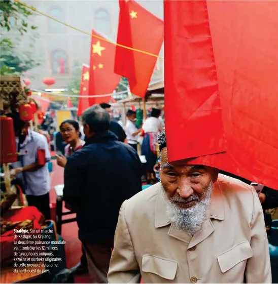  ??  ?? Stratégie. Sur un marché de Kashgar, au Xinjiang. La deuxième puissance mondiale veut contrôler les 12 millions de turcophone­s ouïgours, kazakhs et ouzbeks originaire­s de cette province autonome du nord-ouest du pays.