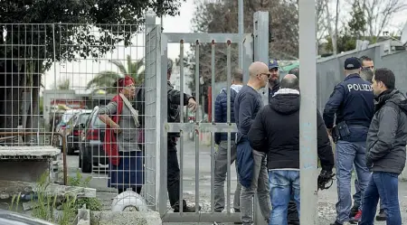  ??  ?? Controlli Il blitz della polizia ieri pomeriggio nel campo nomadi di via dei Gordiani (foto LaPresse)