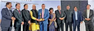 ??  ?? GOLD STANDARDS: Ramesh Vora accepting the award from Piyush Goyal