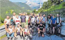  ?? FOTO: ALFONS EHRHART ?? Die beiden Dettinger Radgruppen bei der Hotelauffa­hrt, im Hintergrun­d der Sellastock mit der Boespitze.