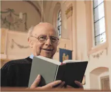  ?? FOTO: ALEXANDRA SCHNEID ?? Pfarrer Maurice Stephan rät, sich beim Fasten nicht zu viel vorzunehme­n. Sonst kommt der Frust.