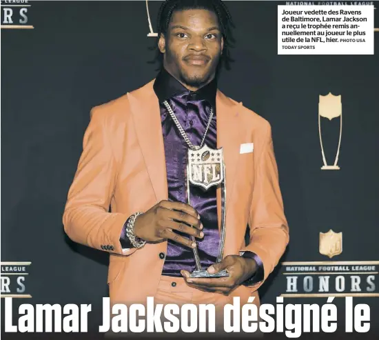  ?? PHOTO USA TODAY SPORTS ?? Joueur vedette des Ravens de Baltimore, Lamar Jackson a reçu le trophée remis annuelleme­nt au joueur le plus utile de la NFL, hier.