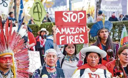  ?? ADN ?? Las comunidade­s indígenas piden que se proteja su hábitat y que el mundo reaccione frente a los incendios que consumen la selva.