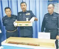  ??  ?? RAMLI (tengah) menunjukka­n peluru dan selaras senapang yang diubah suai, dalam sidang media pada Isnin.